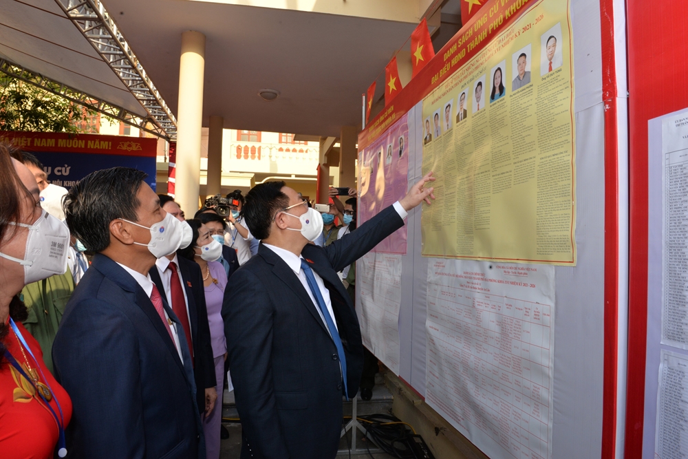 Chủ tịch Quốc hội Vương Đình Huệ và các đại biểu nghiên cứu danh sách ứng cử viên. Ảnh: Chiến Thắng